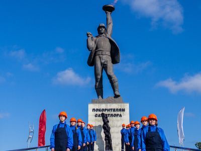 Величественный памятник «Покорителям Самотлора» был установлен в год пятидесятилетнего юбилея Нижневартовского района. "Визитная карточка" города Нижевартовск. Памятник поражает сочетанием мощности и величия с душевностью. Его функция - передать колоссальную значимость начала нефтедобычи, которая стала поворотным моментом истории! 