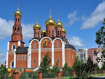 Храм Рождества Христова – главная достопримечательность города Нижневартовска, издалека притягивающий красотой золотых куполов и великолепием архитектурных форм.
Летом 1990 года на берегу реки Обь был установлен крест, где началось строительство нового православного храма по проекту Александра Баргера.


4 июля 1999 года на берегу величественной реки Обь был освящен прекрасный храм Рождества Христова.