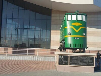 Мемориал установлен в честь 30-летия эксплуатации железной дороги «Сургут — Нижневартовск» и прихода первого поезда в город Нижневартовск 14 ноября 1976 года. 

Памятник располагается возле здания вокзала и отмечает самую крайнюю железнодорожную точку. Этот факт поспособствовал тому, что памятник был занесён в Книгу рекордов Гиннеса. 