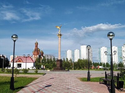 «Добрый ангел мира» — монумент в Нижневартовске, открытый 12 июня 2013 года. Автор проекта — скульптор Пётр Тимофеевич Стронский, заслуженный художник России. 

По замыслу создателей, архитектурно-парковый комплекс призван объединять людей, живущих по законам добра и милосердия. 