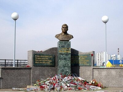 Памятник Мусе Джалилю
Одну из первых улиц Нижневартовска нефтяники и строители, приехавшие из Татарии, назвали именем своего поэта-героя. В год 35-летия 25 сентября 2007 года в городе увековечили память Мусы Джалиля.
Инициатором возведения бюста из бронзы известному татарскому поэту стала общественная организация Центр «Мирас», а автором монумента - член союза художников России Махмуд Гасимов. Воздвигнутый памятник - это не только дань уважения поэту, но еще и символ таких человеческих ценностей, как великий талант, любовь и верность Родине.
На мраморных плитах памятника золотом горят слова клятвы Мусы на татарском и русском языках:
И перед смертью – никому в угоду
Не нарушу клятву свою.
Песнь свою я посвятил народу,
Жизнь свою народу отдаю.