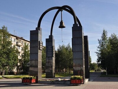 Памятник воинам-интернационалистам
Постройка мемориала началась в 1993 году, а закончилась 9 мая 1996 года. Автором проекта является Олег Владимирович Ковальчук. При изготовлении памятника применялись различные материалы. Колонны, символизирующие стойкость солдат, выполнены из черного лабрадорита. Для основы использован гранит. Арки сделаны из стали. Колокол, олицетворяющий вечную память о погибших, отлит из бронзы. Его строительство вели АОЗТ «Арсити» и венгерская фирма «Генерал». Изготовлением арок занималось ЦБПО-4. Колокол доставили из Москвы.
Заказчиком выступила администрация города Нижневартовска и общественное объединение «Красная звезда». Итальянская фирма «Тегола-Канадезе» оказала благотворительную помощь в поставке гранита и лабрадорита на облицовку памятника.