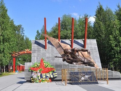 Мемориал «Воинам-землякам, погибшим в годы Великой Отечественной войны 1941–1945 годов» 
Мемориал был открыт 16 июля 1978 года. Он выполнен из железа, бетона и мрамора по проекту скульпторов Б.Ермишина, Б.Маковецкого, Б.Казакова. Скульптура изображает раненного командира, зовущего в бой. По бокам памятника установлены плиты, на которых выгравированы фамилии земляков, погибших в годы Великой Отечественной войны. Эта страшная трагедия не обошла и наш край. Сразу же в первые дни войны по призыву партии и Правительства из села Вартовское ушел на фронт 101 человек, вернулись лишь 17. Из района ушли на фронт 460 человек.


В 2019 году в рамках подготовки к празднику 75-летия Победы в Великой Отечественной войне проведена реставрация мемориала «Воинам-землякам, погибшим в годы Великой Отечественной войны 1941-1945 г.г.». Отреставрировали архитектурно-мемориальные элементы: полностью заменили гранитную облицовку, покрытие постамента, ограждение вечного огня, заасфальтировали площадку