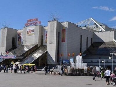 Дворец искусств в Нижневартовске — основное учреждение культурной жизни города, одно из крупнейших в Ханты-Мансийском автономном округе. Работает со 2 сентября 1992 года. 