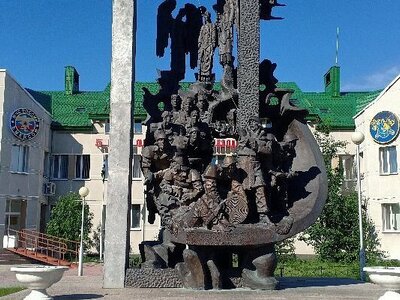 ПАМЯТНИК УЧАСТНИКАМ ЛИКВИДАЦИИ РАДИАЦИОННЫХ И ТЕХНОГЕННЫХ КАТАСТРОФ
Это молчаливое напоминание о силе человеческого духа и дань памяти участникам ликвидации аварии на Чернобыльской АЭС.
В ноябре 2011 года памятник был установлен на специальной площадке возле здания 5 ОФПС по ХМАО - Югре по улице Интернациональной. Монумент, высота которой более семи метров, был изготовлен в Екатеринбурге. В Нижневартовск его доставили в разобранном виде. Каждый фрагмент весит более тонны, а их почти десяток. Автор памятника - тюменский скульптор Геннадий Вострецов.